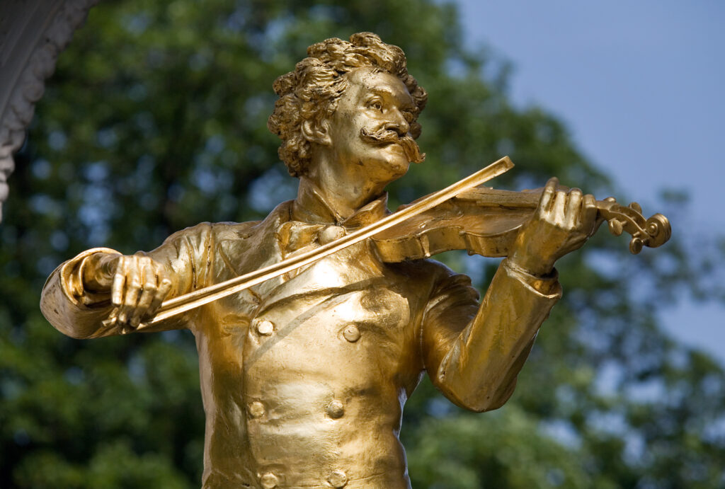 Vienna_-_Johann_Strauss_Monument_in_Stadt_Park_-_4572-1024x691 OperetteKompagniet